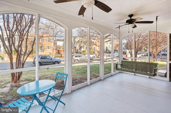 Building Photo - Gorgeous, Sun-lit,Townhouse in Alexandria