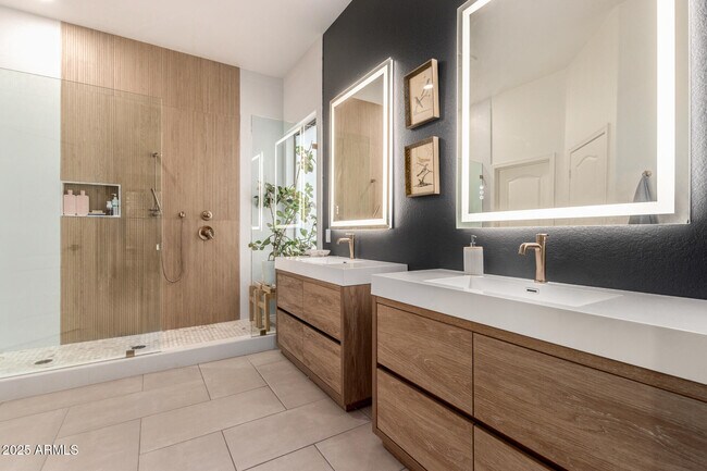 Building Photo - 10502 E Posada Ave