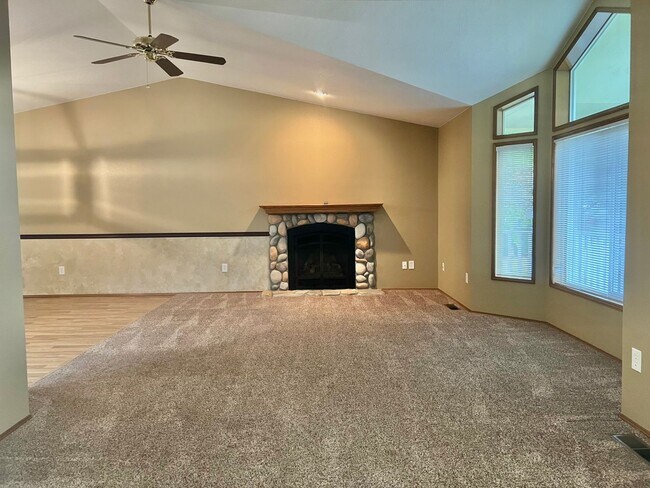 Building Photo - Charming Rambler 3-Bed/2-Bath Available Now!