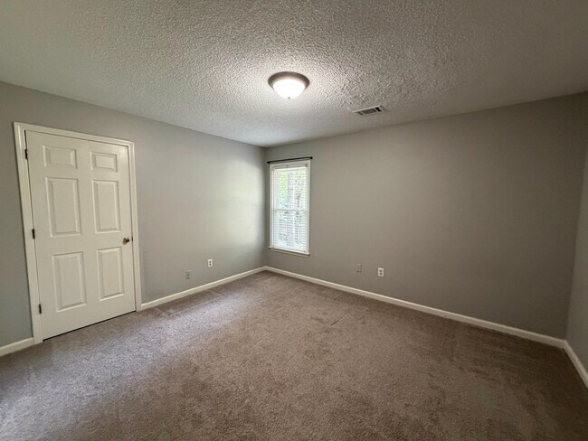 Building Photo - 2910 Foster Dale Cove