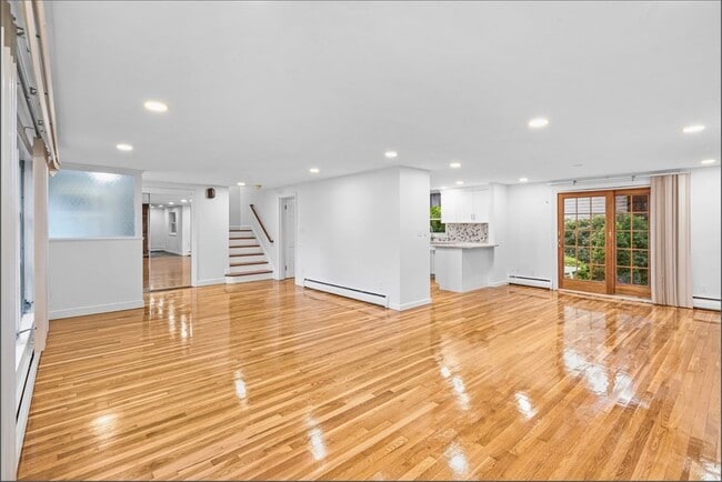 Building Photo - 253 Linden St