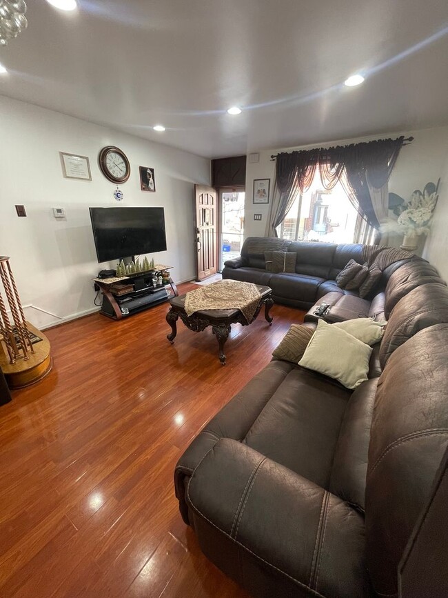 Building Photo - Beautifully Updated 3 Bedroom House Availa...