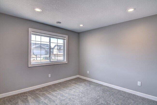 Building Photo - 1341 Blue Jay Pl