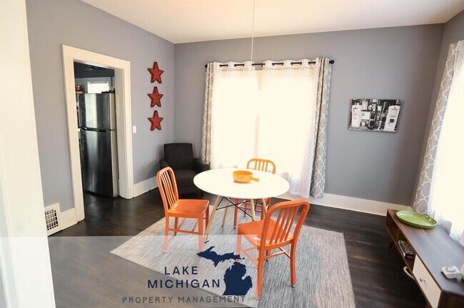 Building Photo - 1320 Pennoyer Ave