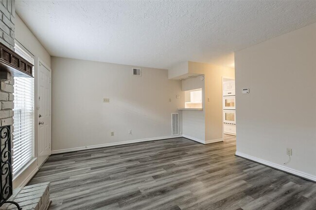 Building Photo - 3004 Beecave Dr