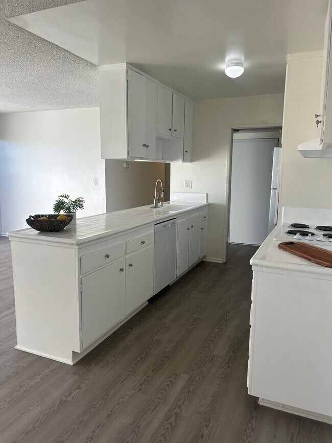 Building Photo - *FIRST MONTH FREE WHEN APPLICATION IS SUBMITTED THE SAME DAY OF TOUR* Bright 1 Bed / 1 Bath with ...