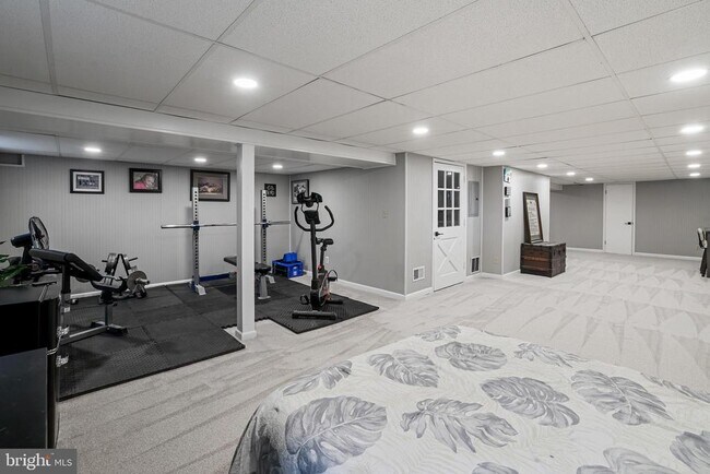 Building Photo - 731 W Country Club Dr