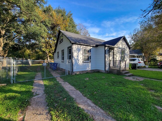 Building Photo - BEAUTIFUL REMODELED HISTORIC AREA 3 BEDROOM 1.5 BATH HOME IN ROSENBERG, TEXAS