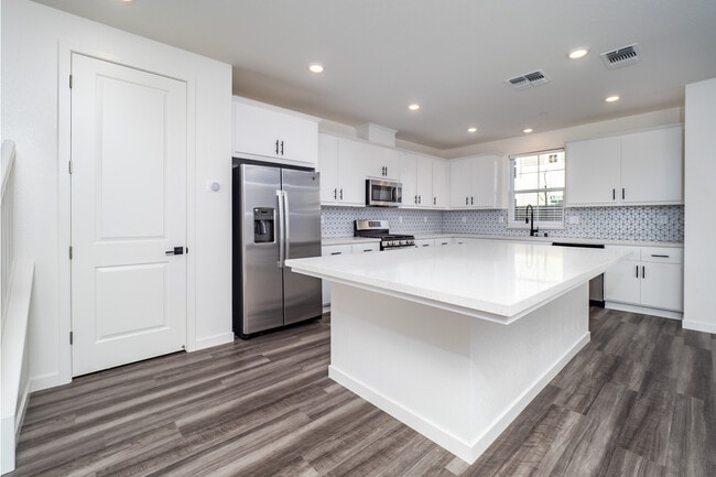 Building Photo - 9037 Summit Ln