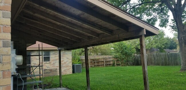 Building Photo - 527 Oakdale Dr