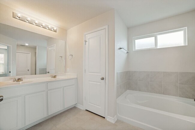 Building Photo - Welcome home to this 4/2/2 nestled in Whisper Falls