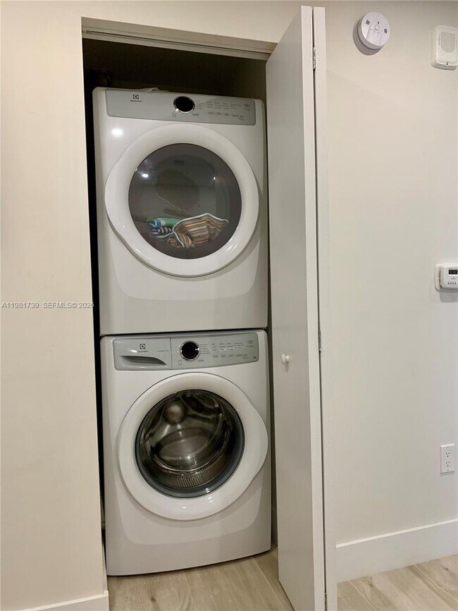 Building Photo - 16385 Biscayne Blvd