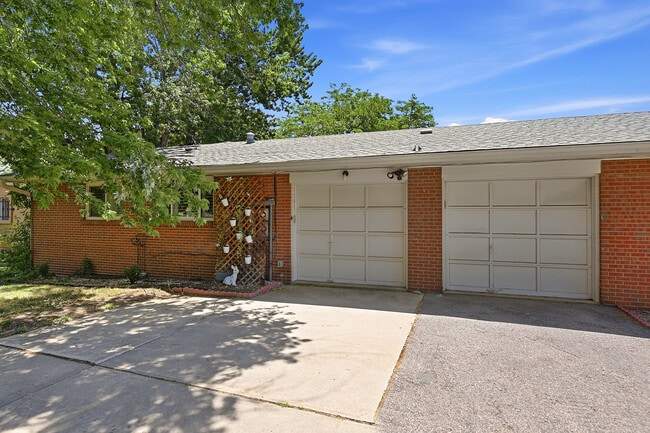 Building Photo - 2710 1/2 W Yale Ave
