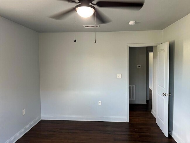 Building Photo - 3209 Golden Dr