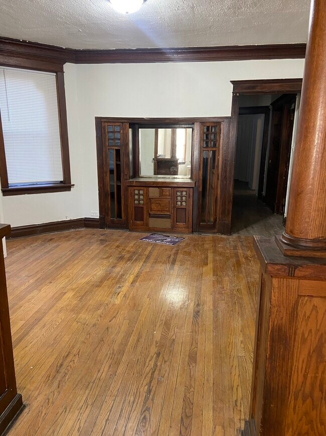 Building Photo - 622 N Trumbull Ave