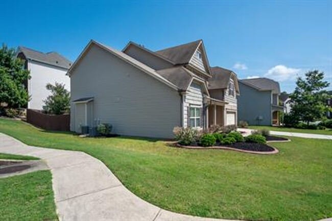 Building Photo - Stunning 4/3 Available Now!