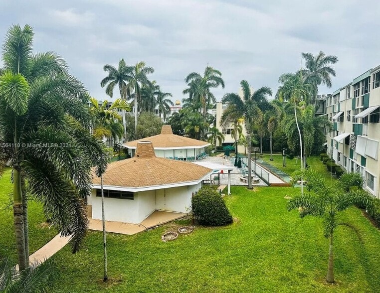 Building Photo - 1333 E Hallandale Beach Blvd