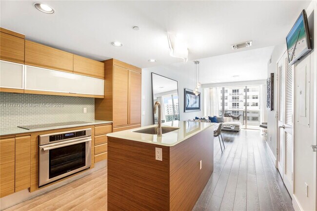 Building Photo - 5875 Collins Ave