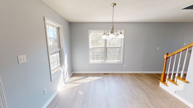Building Photo - Spacious home near Fort Bragg, Schools, & Shopping!