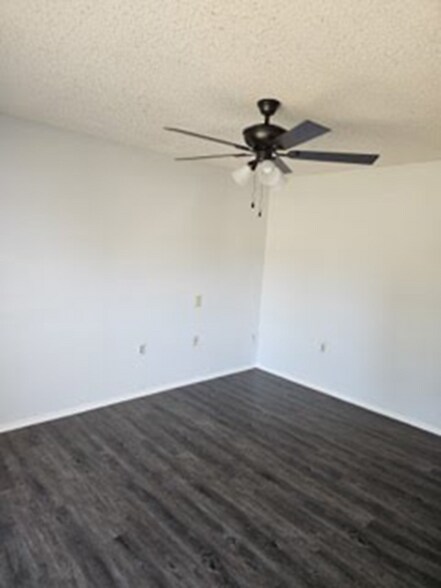 Building Photo - 4735 El Vedado St