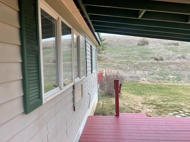 Building Photo - 3 Bed 2 Bath Home on Property Available for Lease