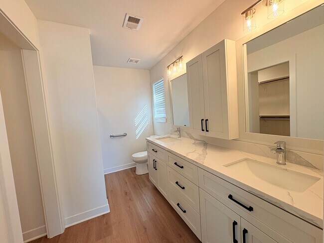 Building Photo - Newer 3 Bed with Two Months Free, Cash Benefit, Deposit Paid For, and Waived App Fees