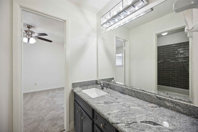 Building Photo - 13895 Hollowgreen Dr
