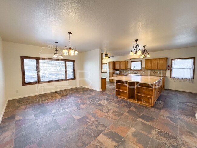 Building Photo - Ivywild Main Floor Living