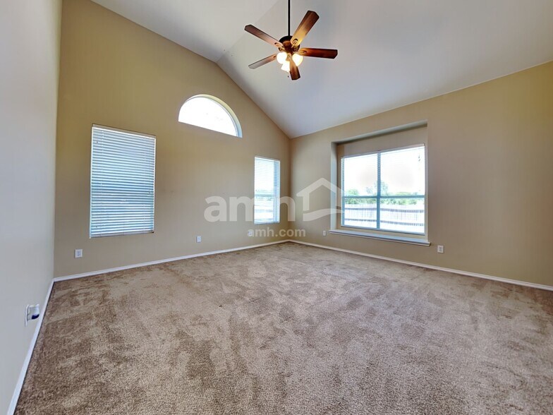 Building Photo - 704 Rolling Hills Ln