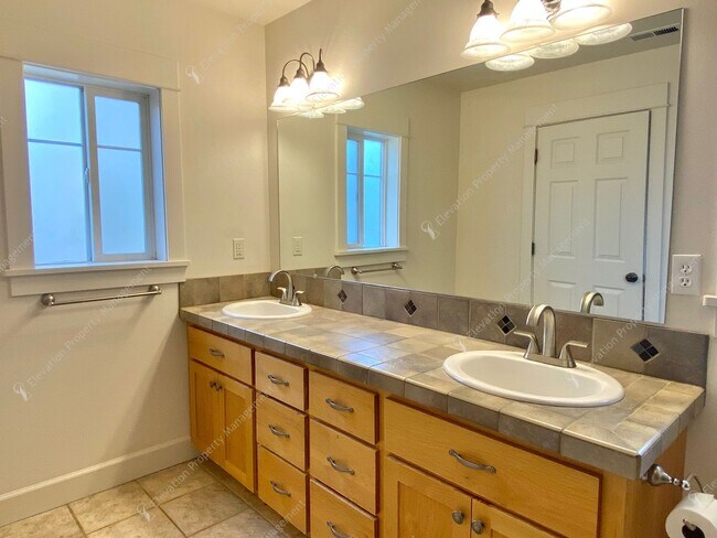 Building Photo - Light-Filled Awbrey Butte Retreat