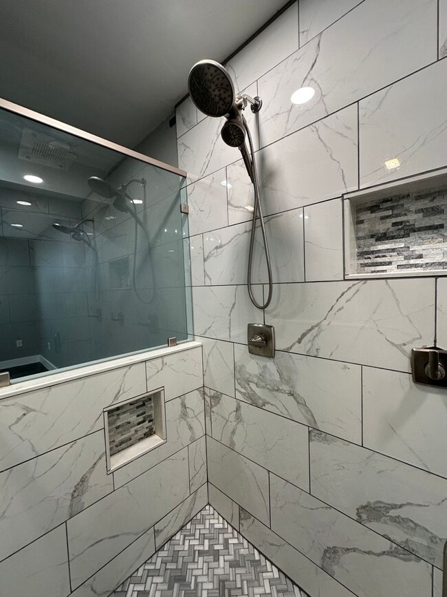 Building Photo - 4 Bedroom/3 Bathroom House in Piney Flats, TN