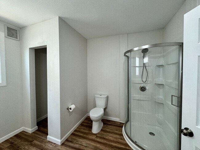 Building Photo - MOVE IN SPECIAL 4 Bedroom 2 bath