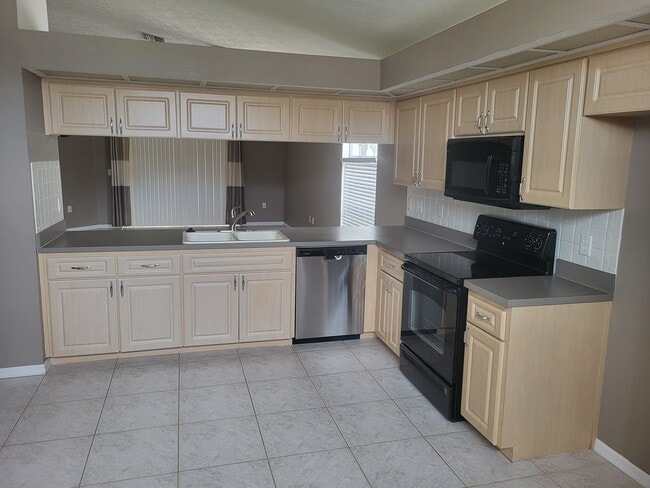 Building Photo - 7916 Floradora Dr