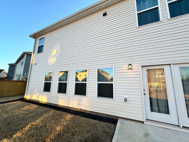 Building Photo - Room in House on Bedrock Rd