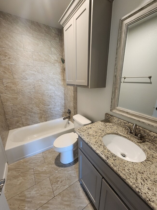 Building Photo - 3 bed 2 bath with 1 car garage