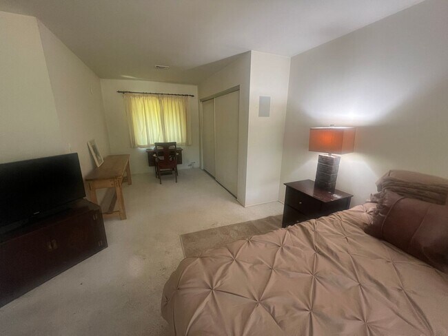Building Photo - Scenic Hillside Living – Spacious 3 Bed, 2 Bath with Sweeping Views