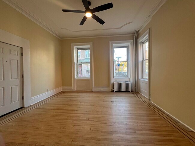 Building Photo - 216 10th St