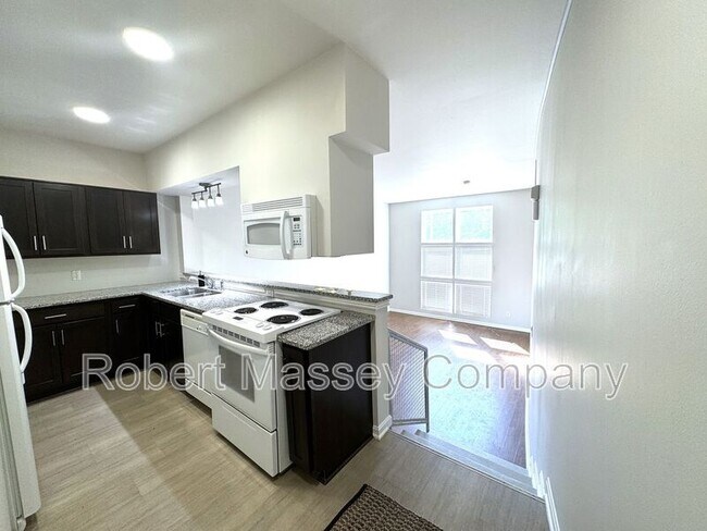 Building Photo - 2745 Grinstead Dr