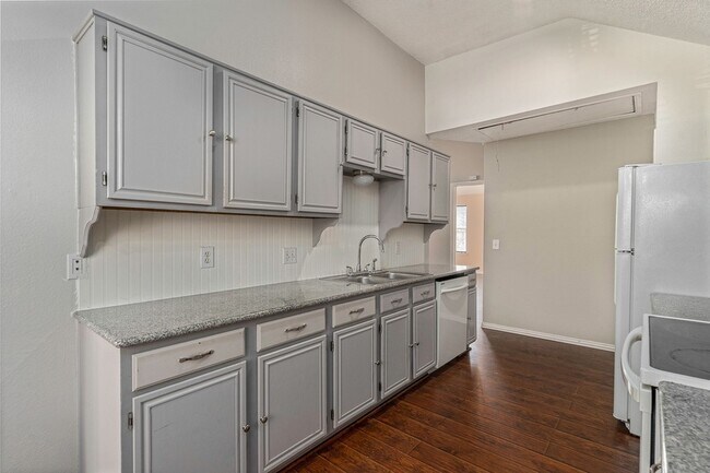 Building Photo - 588 Lake Forest Dr