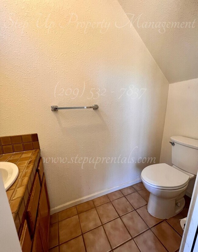 Building Photo - 3 Bedroom 1.5 Bath Townhome near Racetrack Neighborhood!