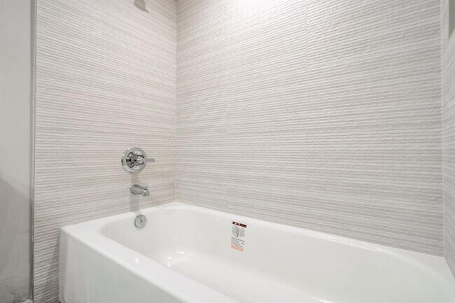 Building Photo - 3175 NE 48th Ct