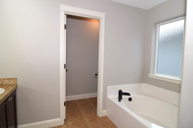 Building Photo - 21524 SW Parkin Ln