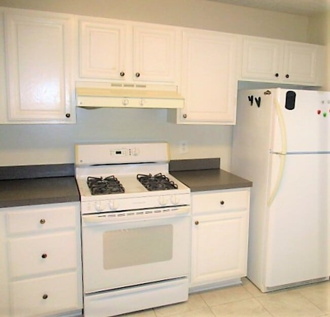 Building Photo - Private And Spacious, Ground Level, 2 Bedr...