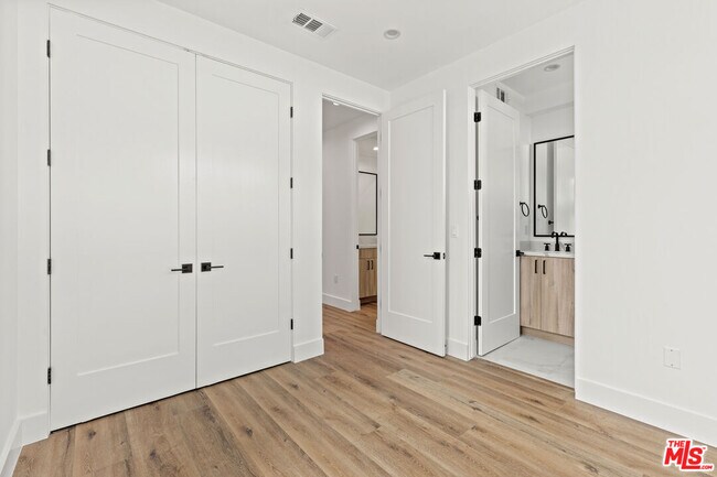 Building Photo - 10917 Hesby St