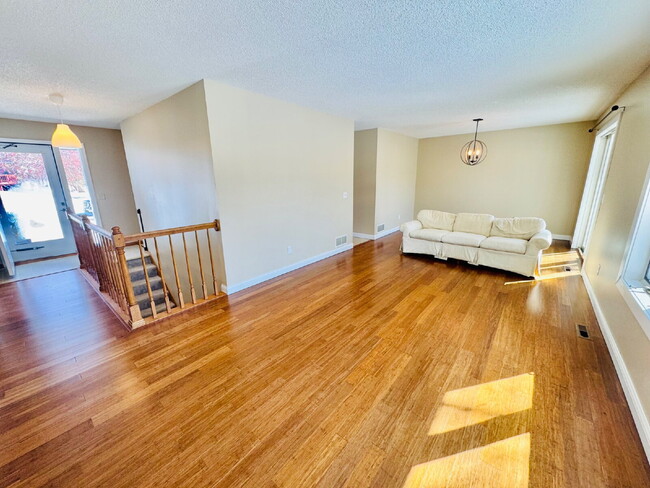 Building Photo - Charming Chaska Retreat: Spacious Single Family Homer 3-Bedroom 2.5 Bathroom Home with Finished B...