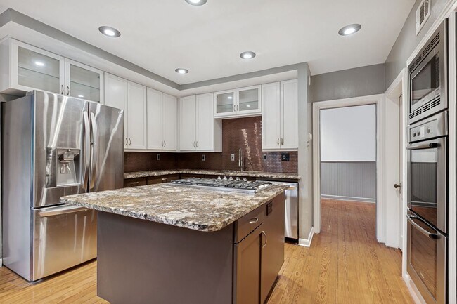 Building Photo - BEAUTIFUL 4-BEDROOM HOME IN ALAMO HEIGHTS