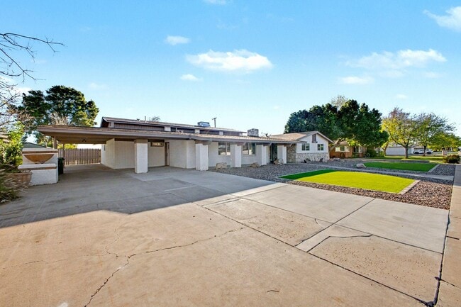 Building Photo - 217 N Fraser Dr