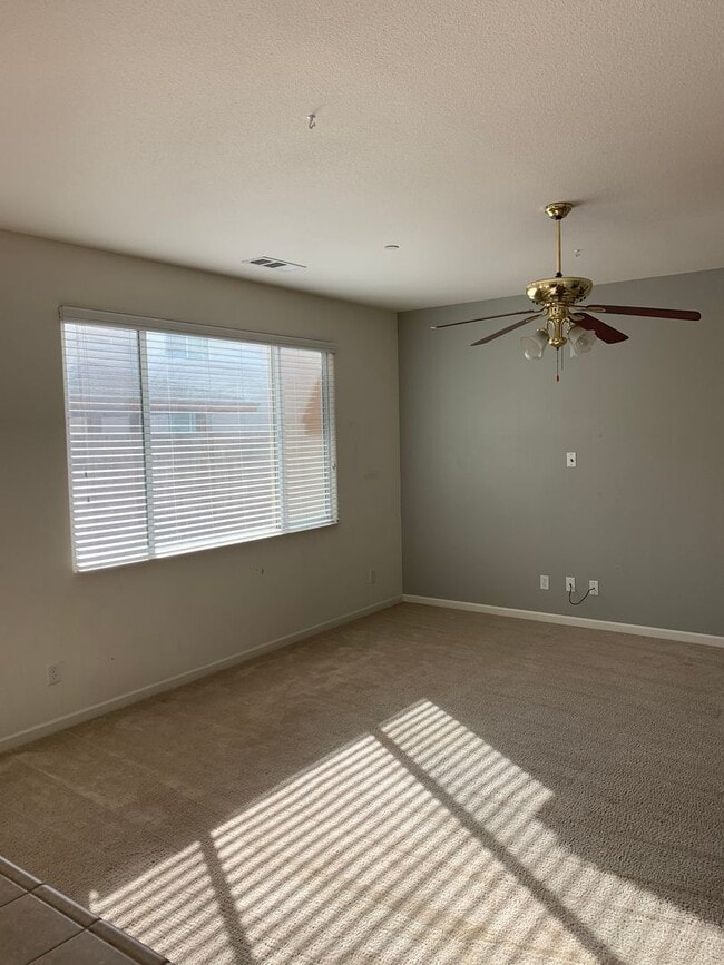 Building Photo - 4 Bedroom 2 Bath Home