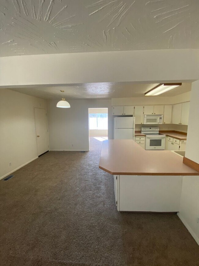 Building Photo - SINGLE FAMILY HOME ON HILLCREST (APP#72)