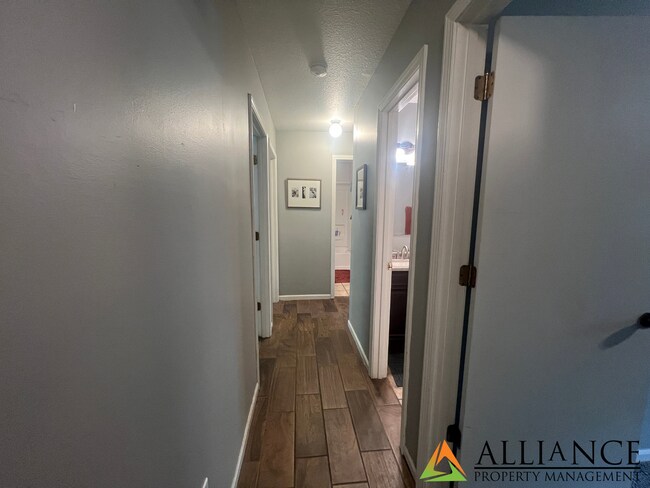 Building Photo - 530 Bluemont Ave